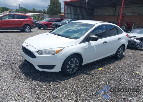 2015 Ford Focus S z USA, uszkodzony, nr VIN 1FADP3E2XFL224267